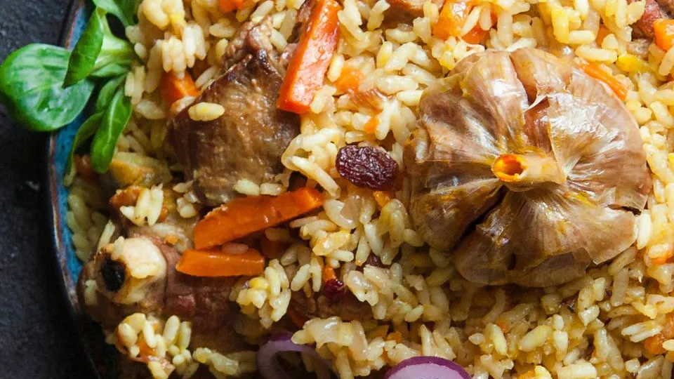Piatto di plov a base di riso, carne e verdure tipico dell'Uzbekistan